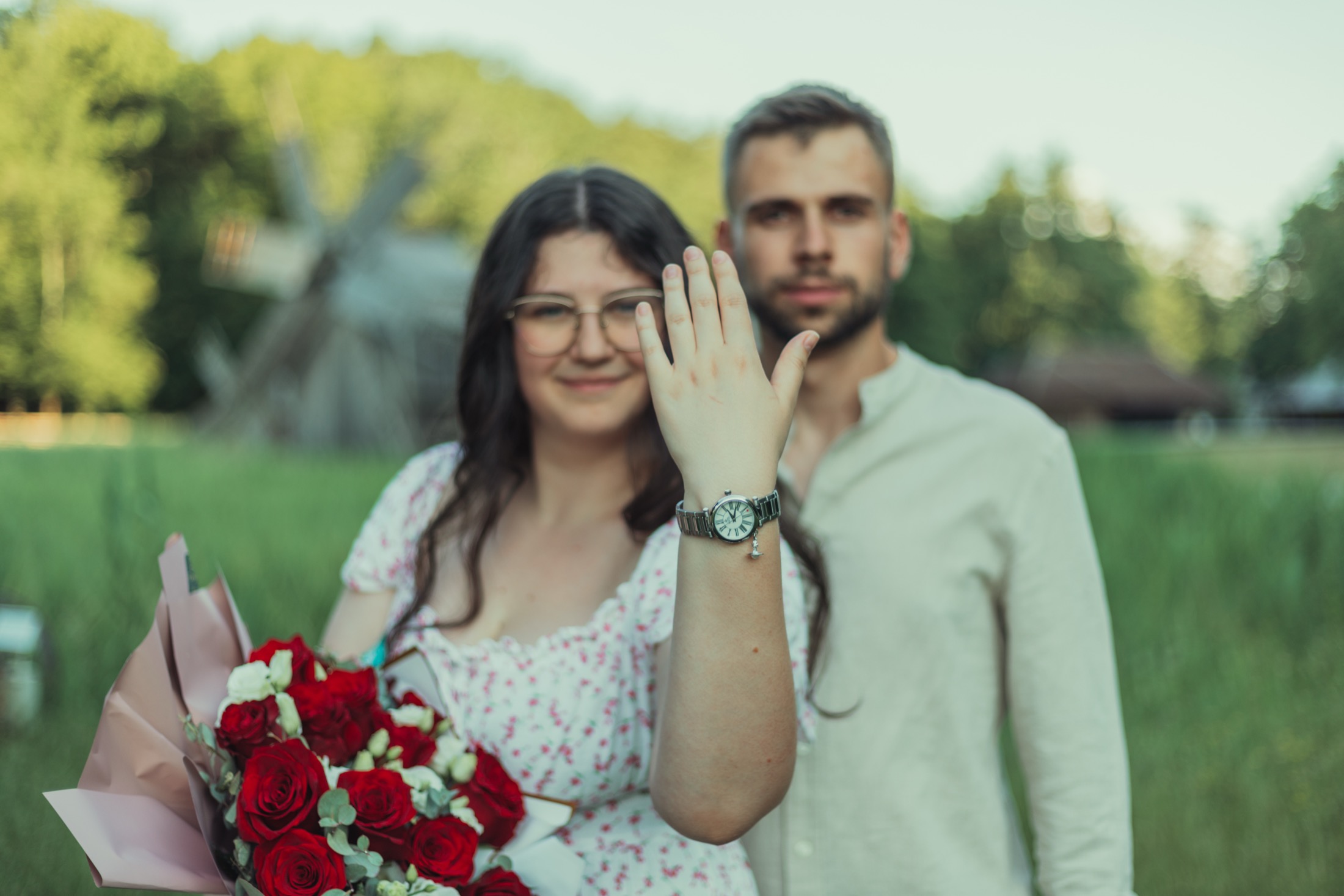 Corina și Ieronim într-un moment surprins cu inelul
