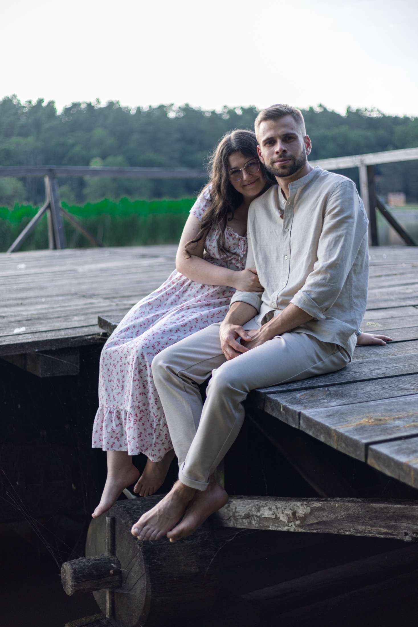 Corina și Ieronim îmbrățișați lângă lac