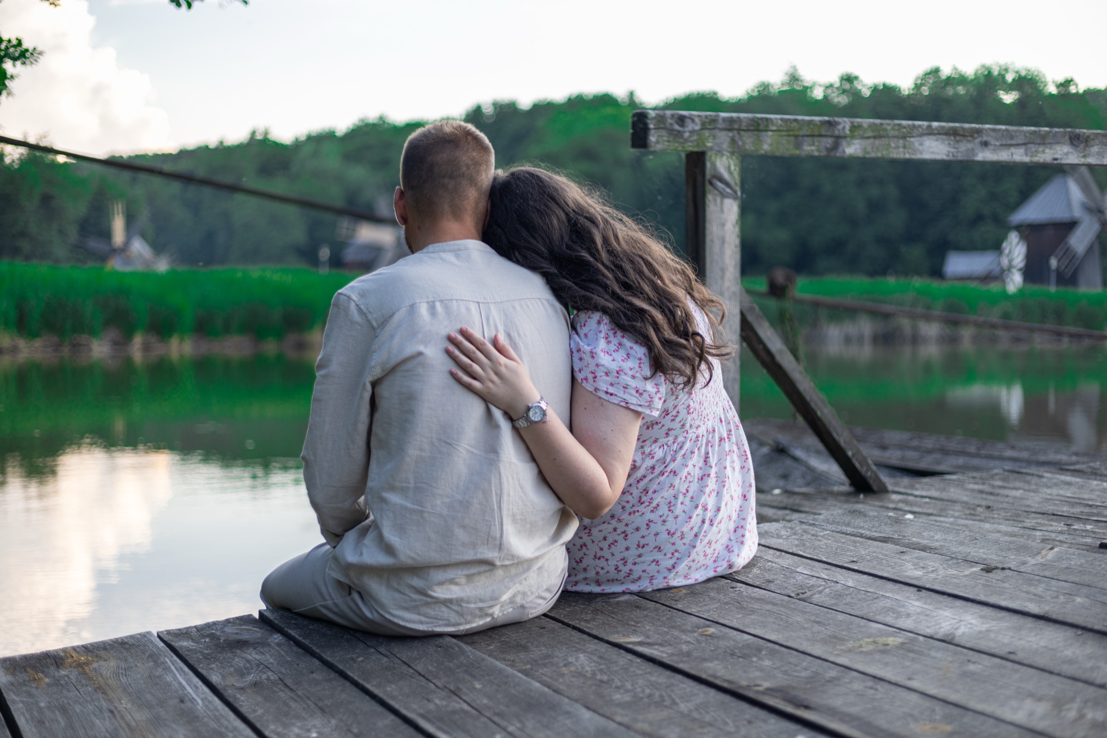 Corina și Ieronim privind lacul împreună